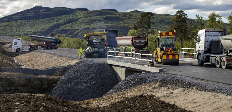 NY E10: På grunn av deformasjonene i bakken, som vil bli langt mer dramatisk om få år, må også deler av E 10 gjennom Kiruna, flyttes. Veien skal etter planen åpnes i oktober i år.