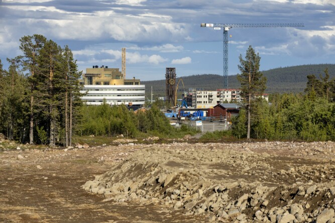 <b>VOKSER OPP AV SKOGEN:</b> Kirunas nye sentrum vokser nærmest rett opp av den mektige skogen. Under arbeidene med å finne en ny lokasjon for byen, var det flere forslag til sted. Men de endte her, noe som har ført til litt misnøye. – Tidligere var vi en fjellby, nå vil vi bli liggende nede i en slags grop, hevder mange.På bildet ses det nye rådhuset til venstre og klokketårnet i midten.