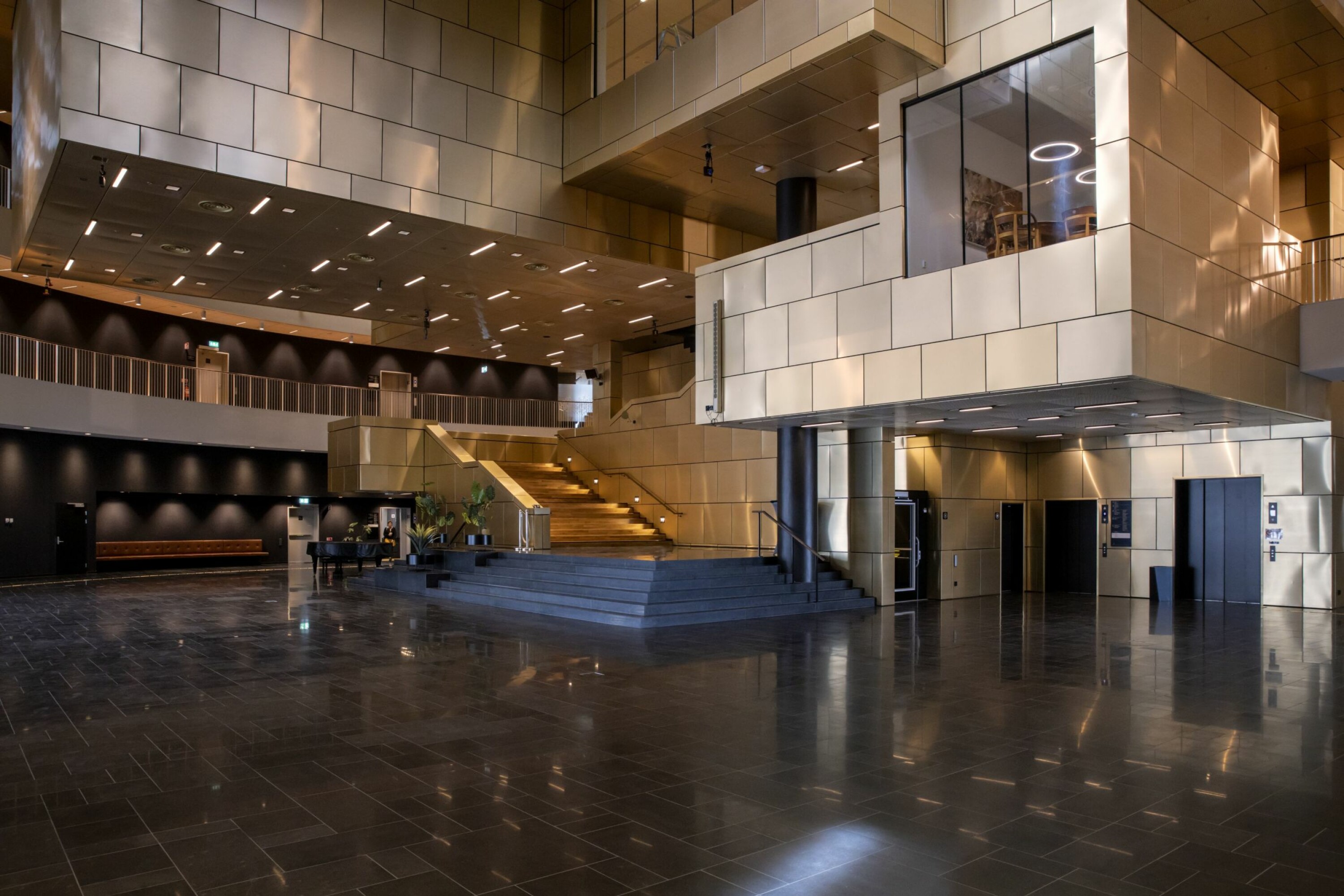 FANCY OG FLOTT: På innsiden er det nye rådhuset i Kiruna både flott og fancy. Og da det ble innviet i november i 2018, var selve svenskekongen til stede.