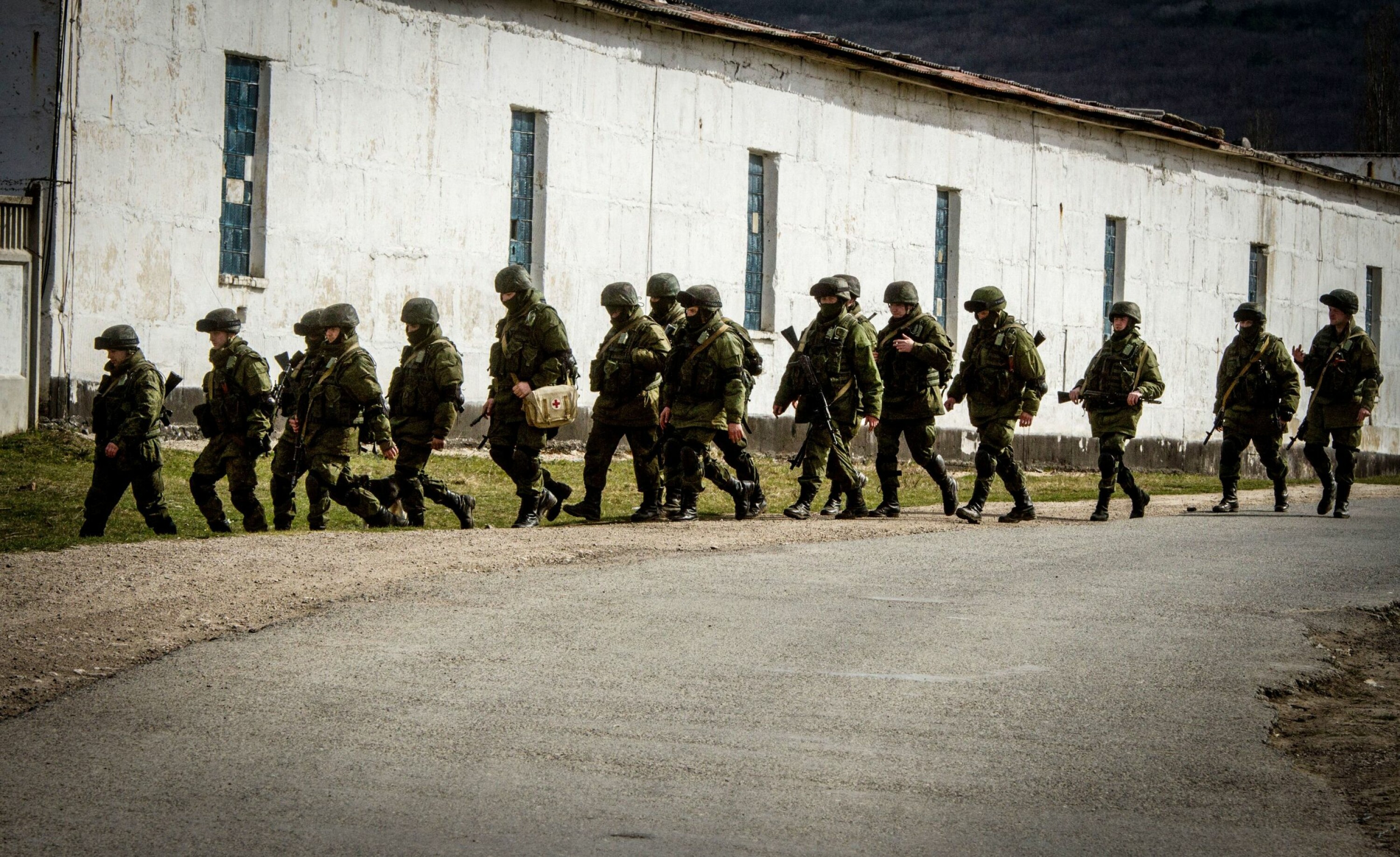 HYBRID KRIGFØRING: Soldater i uniform, men uten nasjonale kjennemerker, inntok Krim-halvøya i 2016. De hadde skytevåpen, men vel så viktig: elektroniske våpen som satte internett ut av spill.