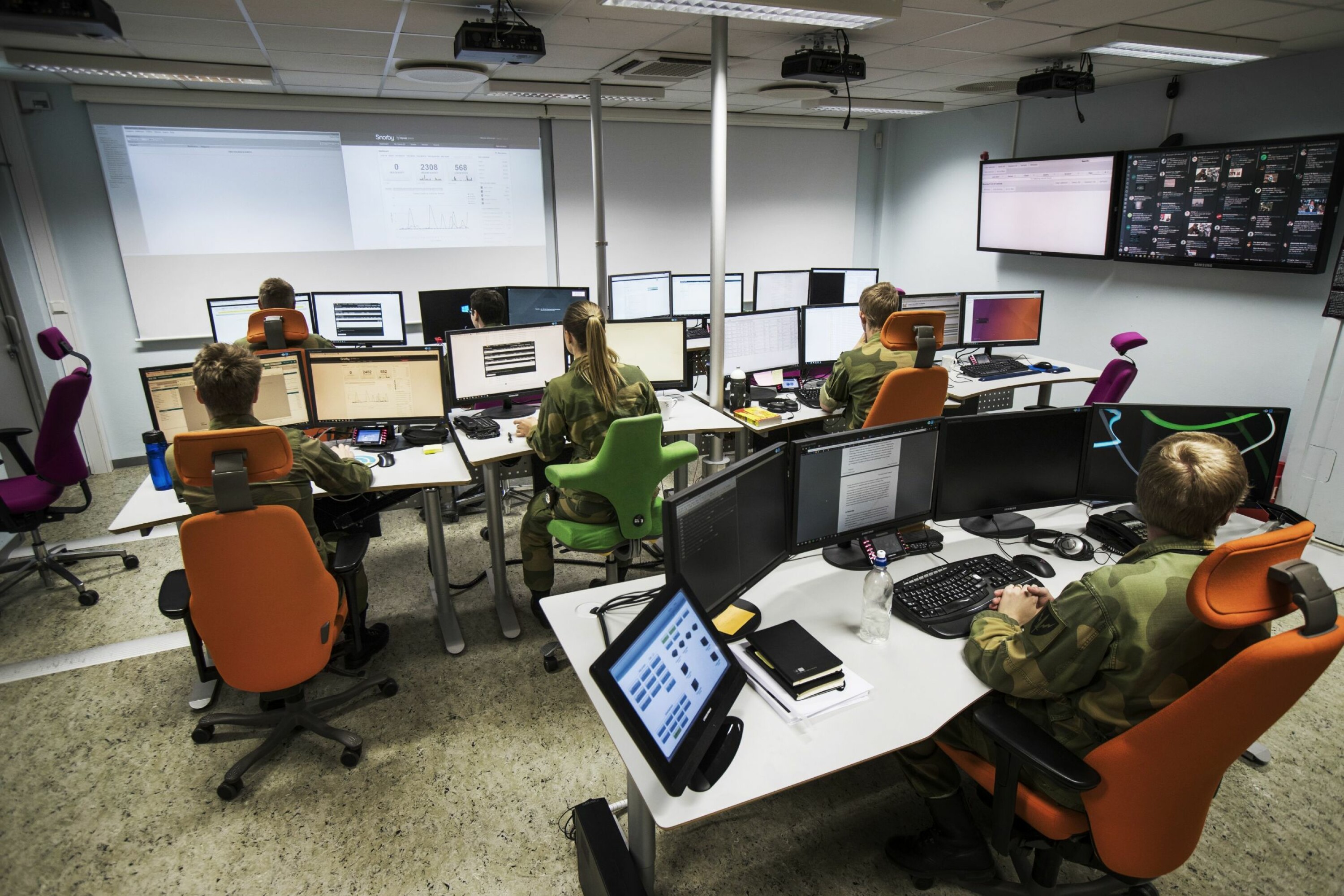 VAKTBIKKJER: På Jørstadmoen sitter Cyber-forsvarets folk og følger med på dataangrep mot Norge og norske interesser. Beredskap er bygget opp for å kunne møte en fiende som prøver å sette ut norsk internett.