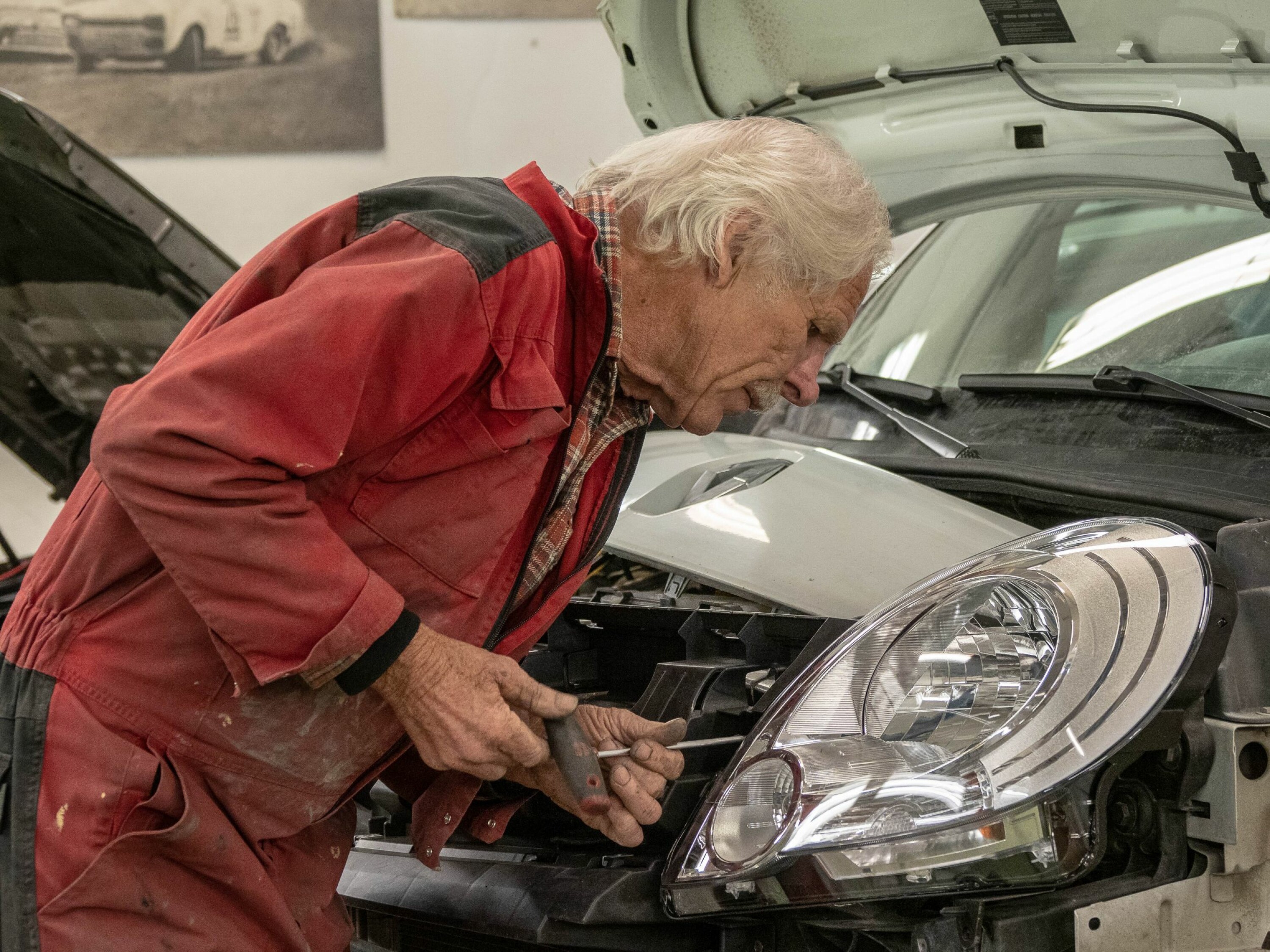 BILOPPRETTER: «Kitta» begynte i læra som biloppretter da han var femten, og snart seksti år senere gleder han seg til å gå på jobb hver dag.