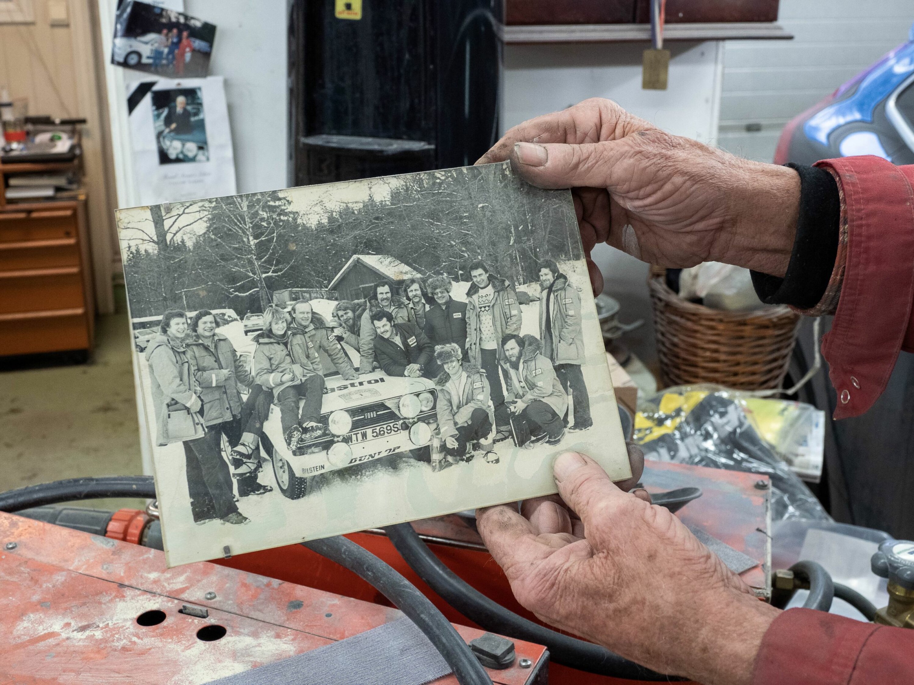 ISBANE-MØTE: «Kitta» satte banerekord da Ford inviterte til isbaneløp etter Svenske Rally en gang på 70-tallet. Vi gjenkjenner Henning Isdal (nr. 2 fra venstre – tidligere journalist i Bil), på panseret sitter Marianne Rustad Carlsen (tidligere Aftenposten, nå NRK) og verdensmester i rally i 1979, Bjørn Waldegård, deretter Jan Johansson (journalist), Gunnar Kittilsen bak Martin Schanche, Trond Opstad, Morten Berger (Ford Norge) og (tror vi) Svend Gullvåg (i dag NRK). På huk sitter Fords PR-sjef Gunnar Holm og Sverre Amundsen (i dag Aftenposten).