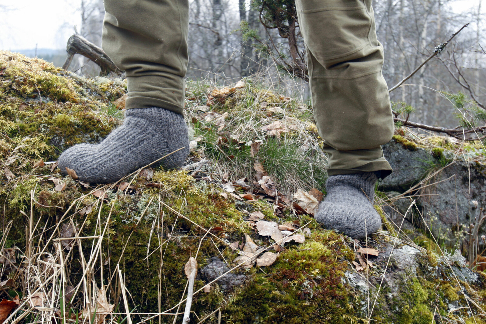 <b>STILLE I SKOGEN:</b> Trekk sokker utenpå støvlene, så lager du mye mindre lyd under fremrykkingen. (Foto: Dag Kjelsaas)