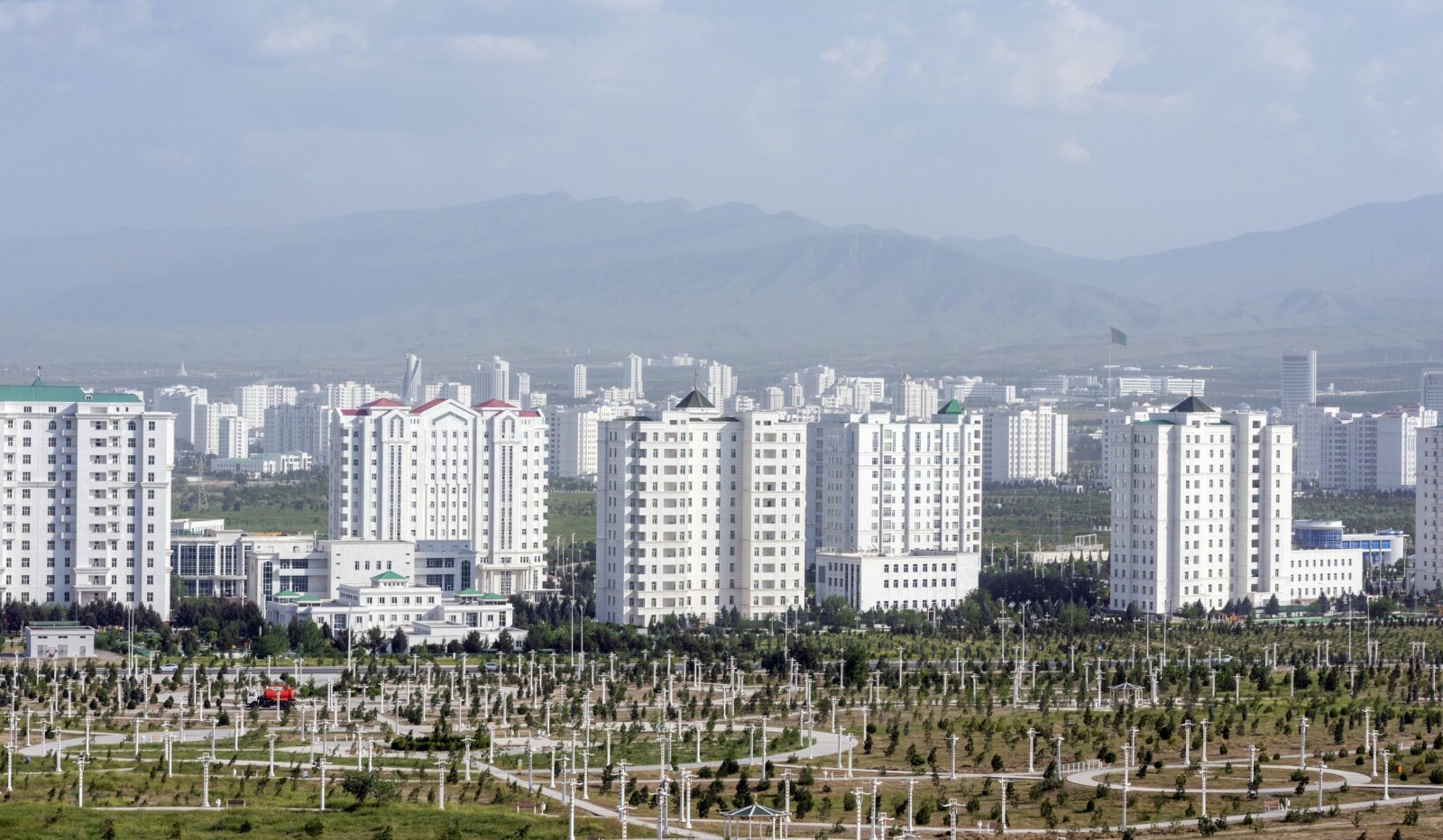 <b>MARMORSKALLET:</b> Asjkhabad – den hvite byen, kan best beskrives som et møte mellom Las Vegas og Nord-Koreas hovedstad Pyongyang. Et monumentalt marmorskall, en utopi uten innbyggere.