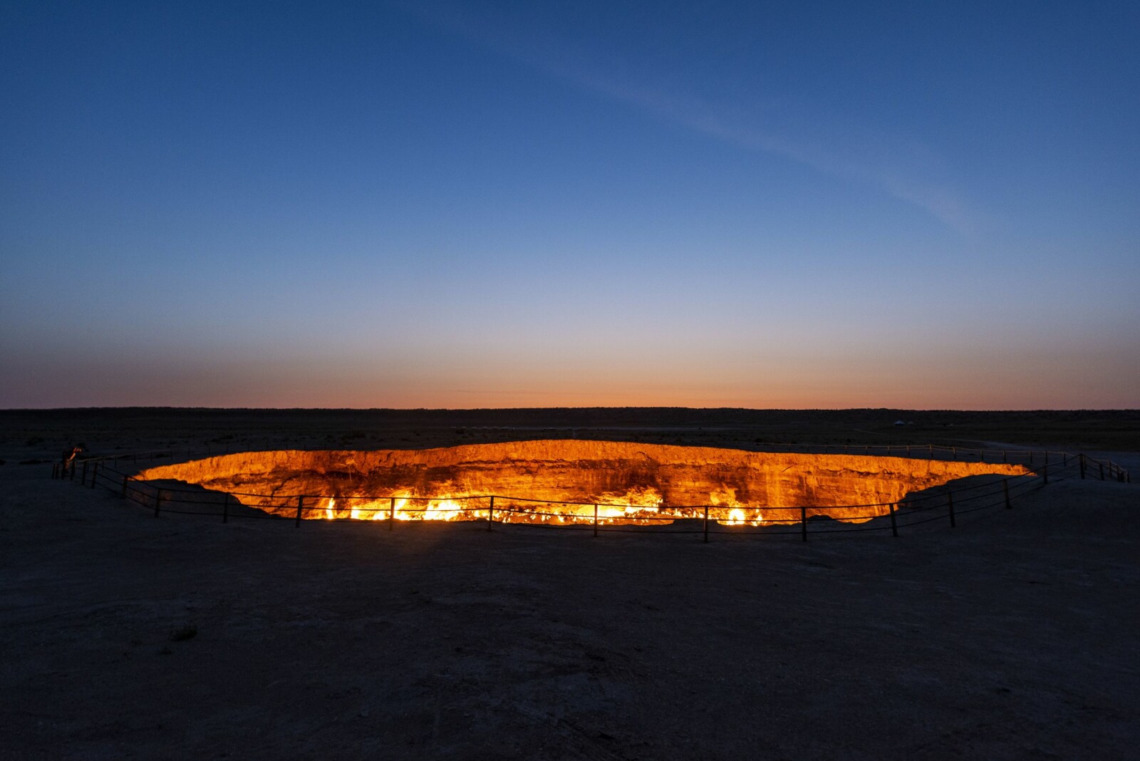 <b>METANHELVETE:</b> Derveze gasskrater er kjent som «Porten til helvete», en av Turkmenistans største turistattraksjoner. Gassen <br>har brent i 48 år.