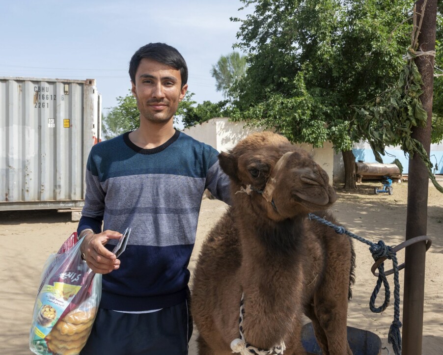 <b>STATS-AUTORISERT:</b> Min guide Dowlet poserer med en kamel i Bokurdak.