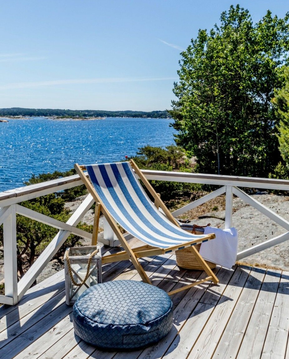 HVILESKJÆR: Fra terrassen, eller Flybridgen, som de kaller den, er det idyllisk utsikt mot de mange øyene på Hvaler. Fluktstolen er fra Feel Interiør, mens puffen er kjøpt på Havfruen Blomster på Vesterøy.