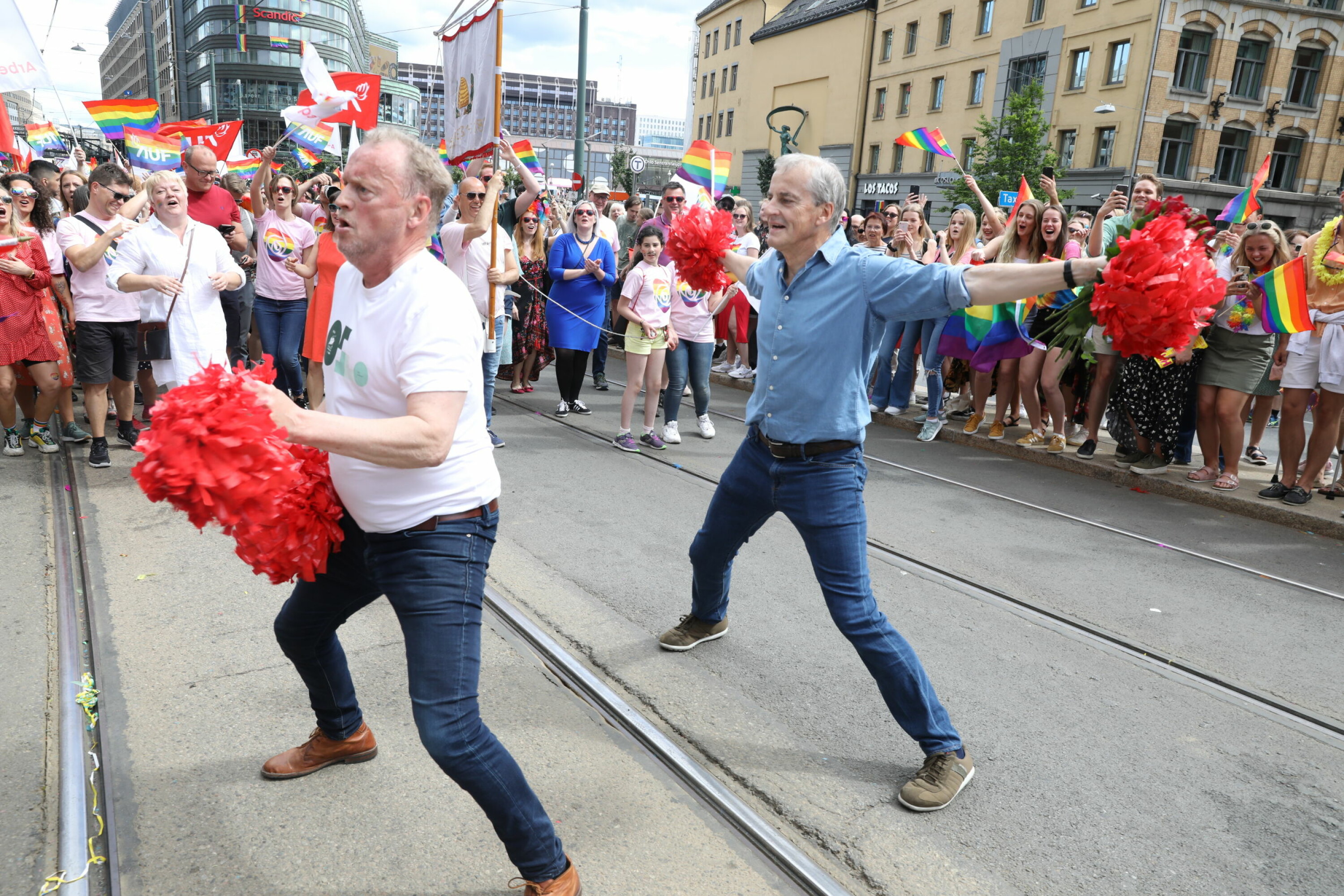 BAJASENE: AUF fikk støtte til ny kampsang. Kanskje pengene heller burde brukes på å roe ned overtente ledere.