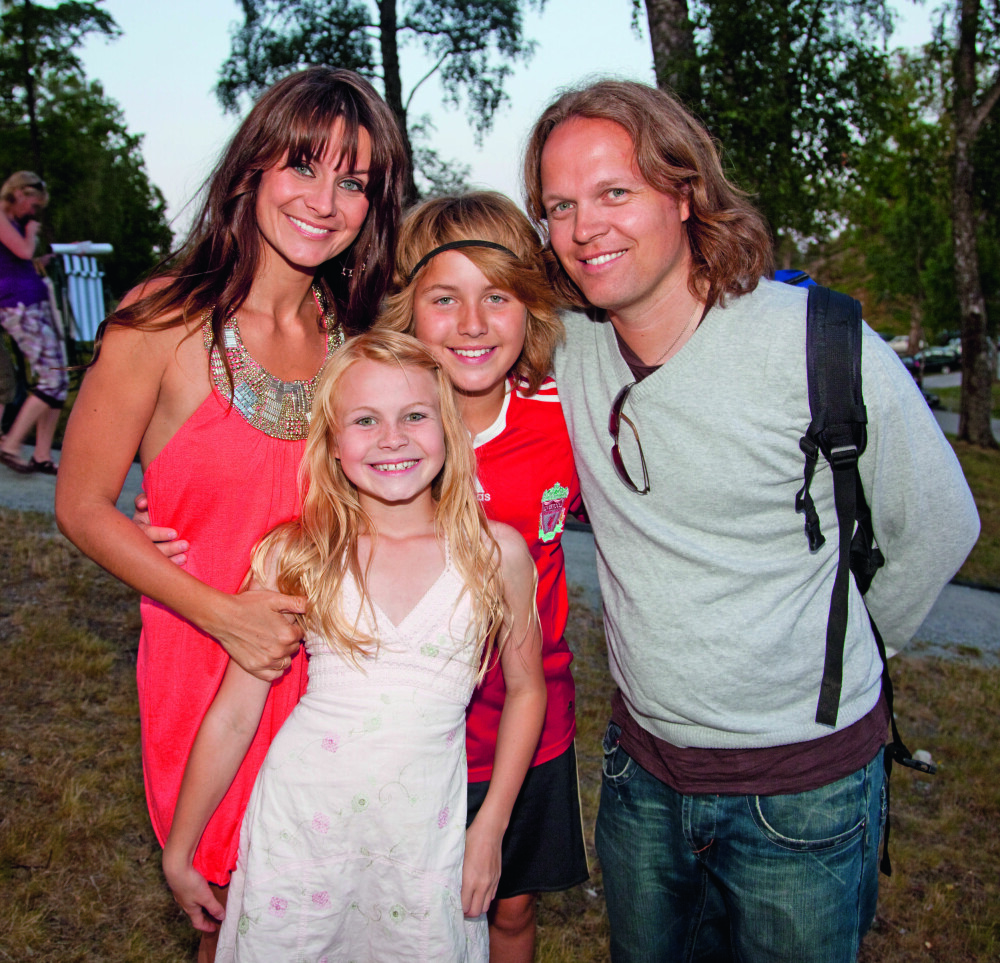 FAMILIEKJÆR: Katrines barn har hatt mange fine sommerkvelder i Halden. Her er programlederen og ektemannen med Evelina og Markus i 2009.