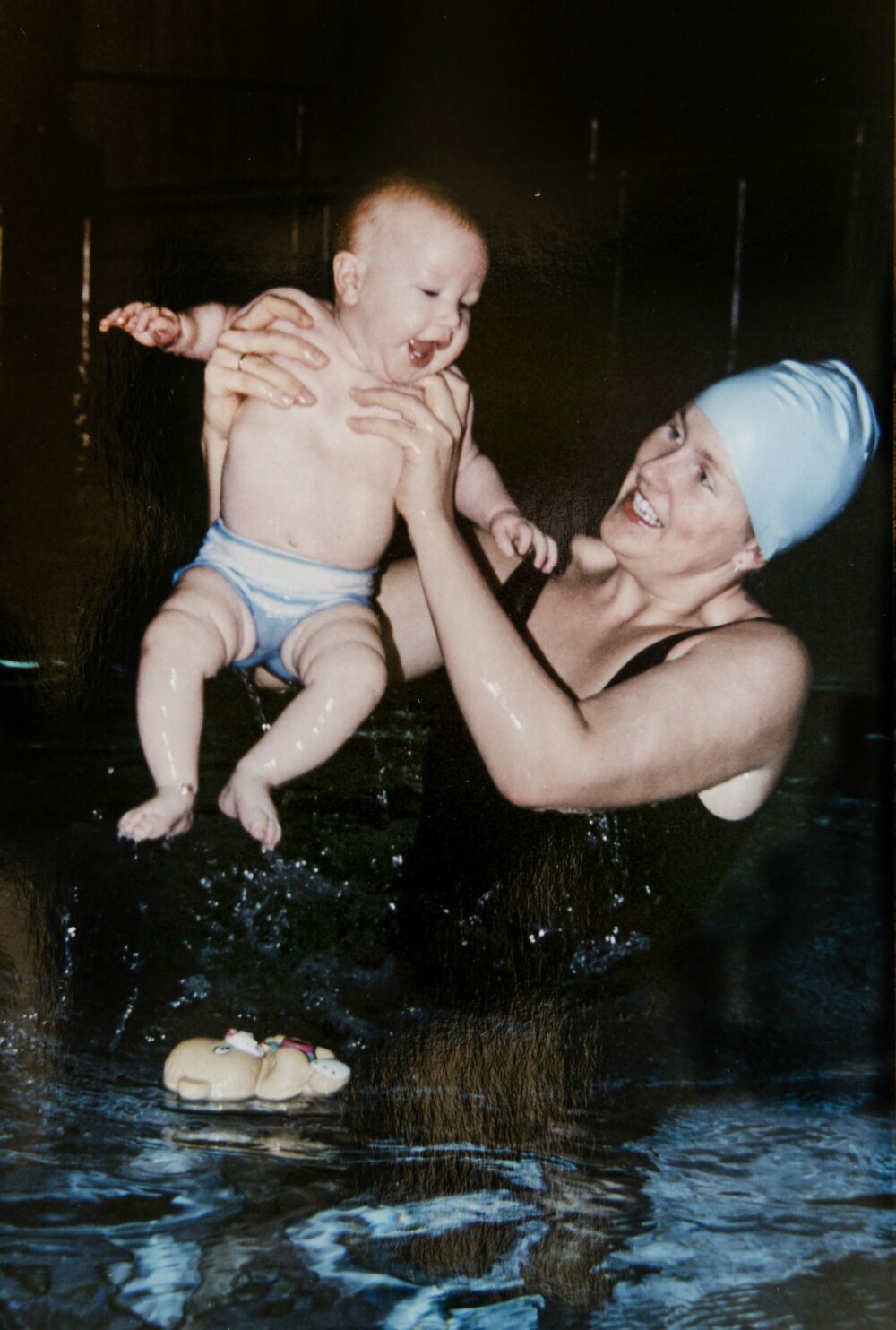 BABYSVØMMING: Fem måneder gamle Thea og Tove på babysvømming.