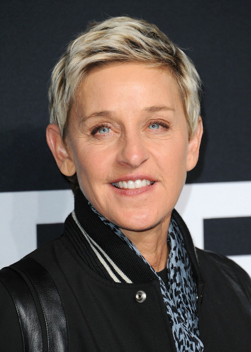 SNAKKER UT: Ellen DeGeneres forteller åpenhjertig sin vonde historie i David Lettermans Netflix-program.