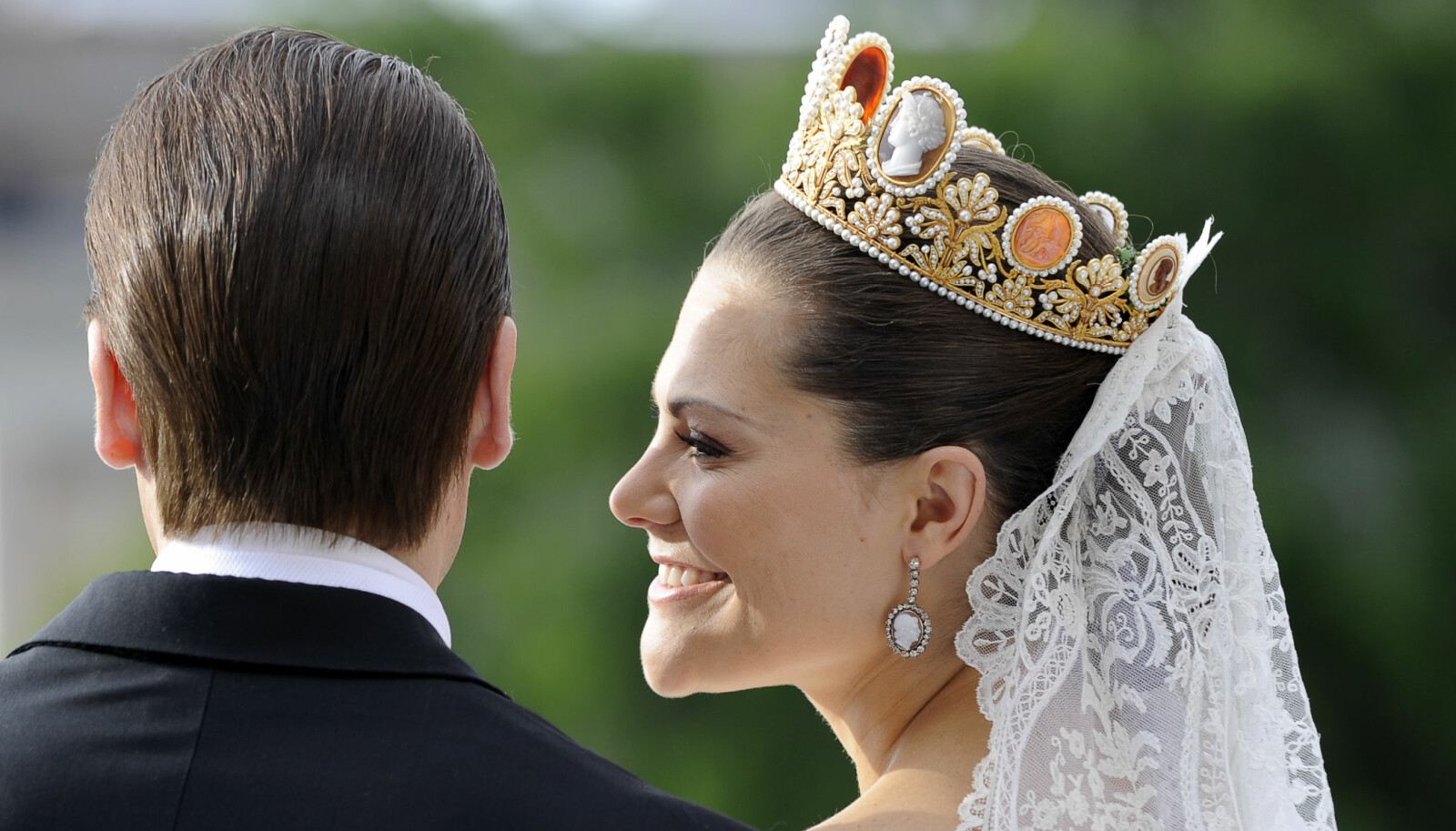 NYDELIG TIARA: Kronprinsesse Victoria valgte Kamé-garniture, som er laget av gull, perler, diamanter og store kameer med tilhørende øreringer, da hun giftet seg med prins Daniel i 2010.