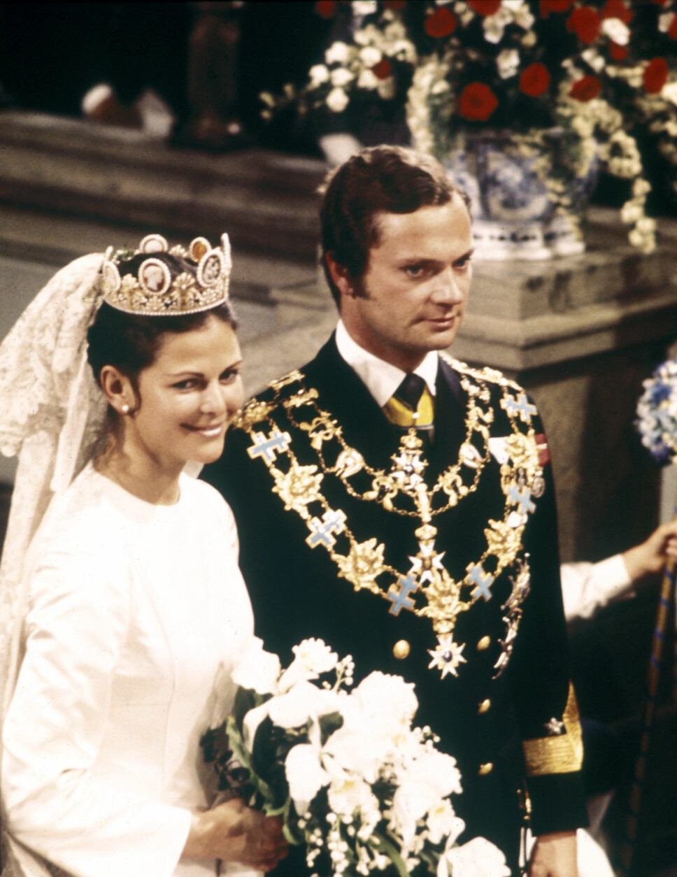 SAMME TIARA: Dronning Silvia bar den samme tiaraen som sin dattere da hun giftet seg med kong Carl Gustaf i 1976.