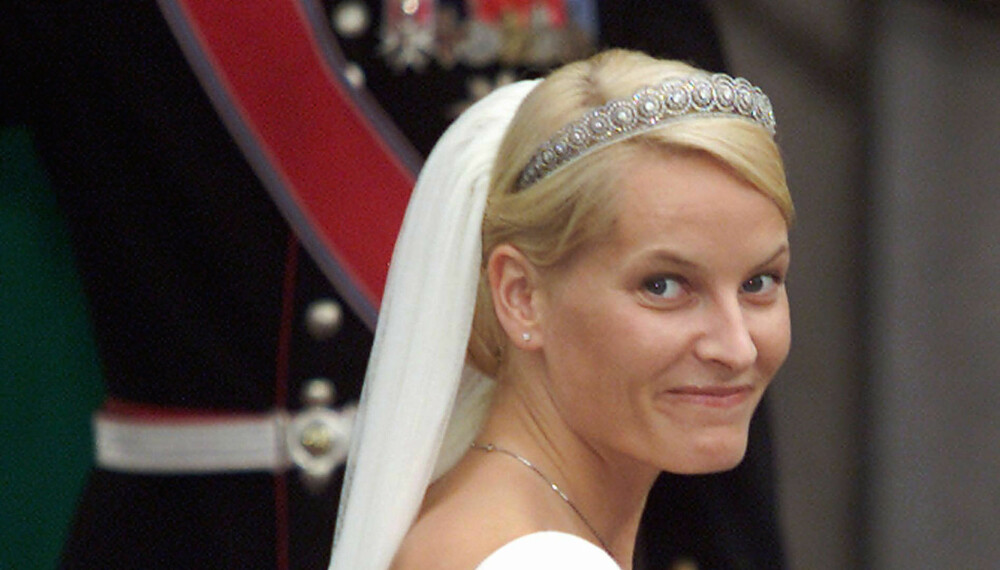 METTE-MARIT: I tiaraen hun fikk av sine svigerforeldre. Her er hun avbildet på bryllupsdagen sin 25. august 2001.