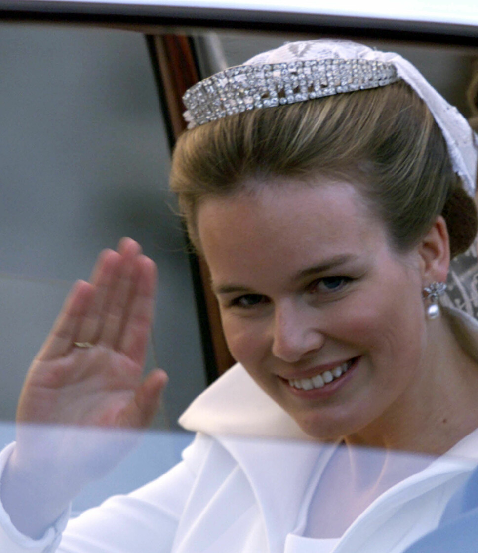KAN BRUKES SOM HALSKJEDE: Diademet til dronning Mathilde av Belgia, her på bryllupsdagen 4. desember 1999.