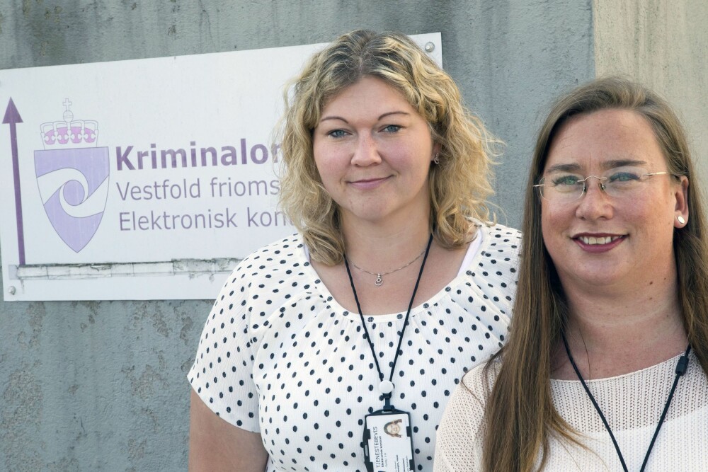 <b>ELEKTRONISK KONTROLL:</b> Heidi Bredevangen (t.v.) og Stine Erlien ved senter for elektronisk kontroll i Tønsberg som kontrollerer domfelte på fotlenke i Vestfold og Telemark.