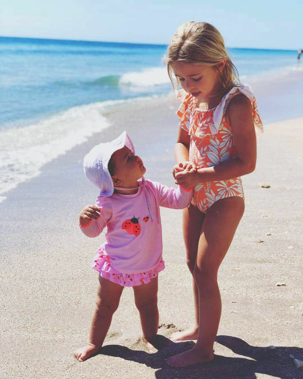 SOL OG SOMMER: Storesøster Leonore og lille Adrienne stortrives på stranda i Miami. Mamma Madeleine er fotograf.