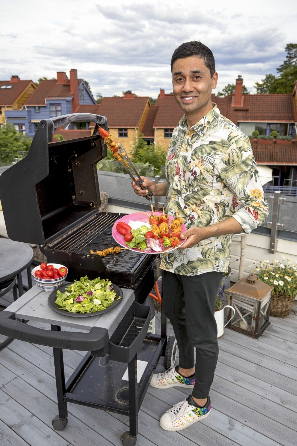 MATGLAD: Noman liker veldig godt å lage mat og har hatt sitt eget matprogram på NRK.
