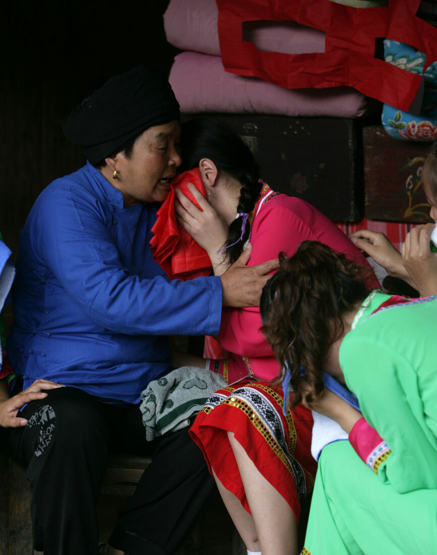 TRØST: Den kommende bruden griner, mens moren trøster. Men etter ti dager blir moren med i tutekoret.