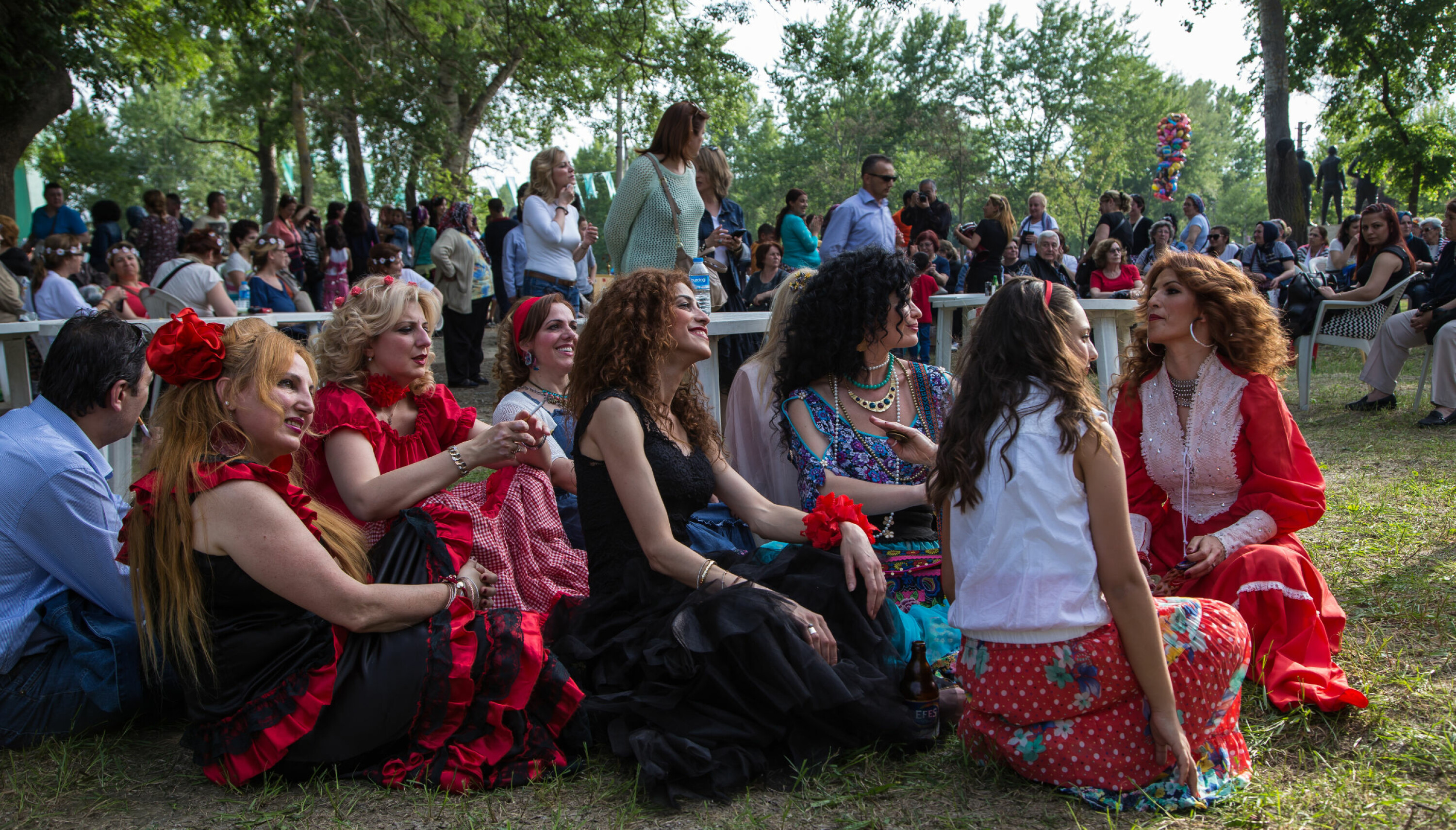 FARGESPRAKENDE: På Kakava Romani-festivalen i Tyrkia kler jenter som ønsker å bli gift seg i fargerike, tradisjonelle bryllupskjoler.