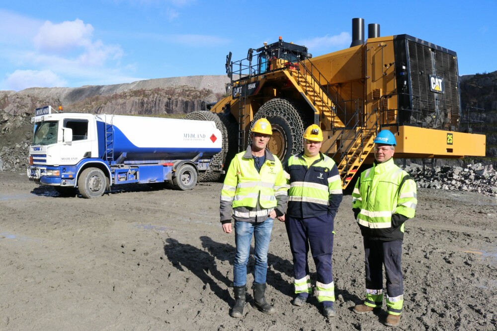 <b>DIESELSLUK:</b> Ronald Mydland (t.h.) sørger for dieselleveransen to ganger i døgnet. Her står han sammen med prosjektansvarlig, Kjell Gunnar Stormo (t.v.), og Oskar Løtoft (i midten). 