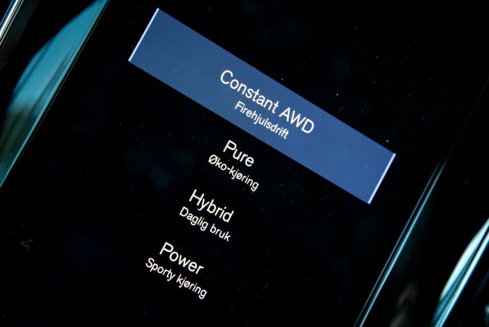 IRRITERENDE: En 4WD-knapp hadde gjort det enklere å koble inn 4WD-systemet i V60 T8. Nå må du inn i skjermmenyen.