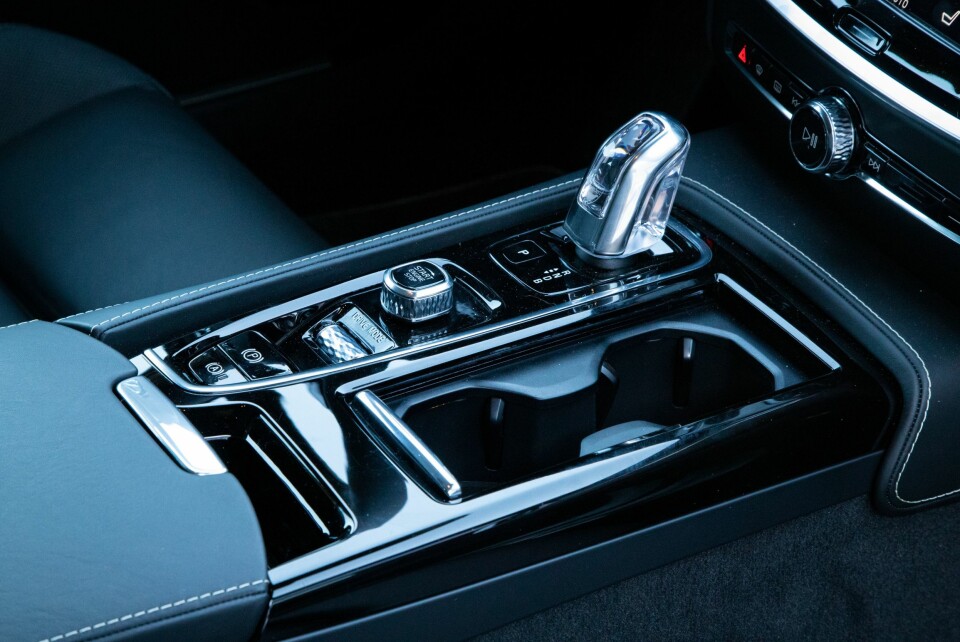 FINT: Midtkonsollen med den lille girspaken i T8 gir et lekkert inntrykk.