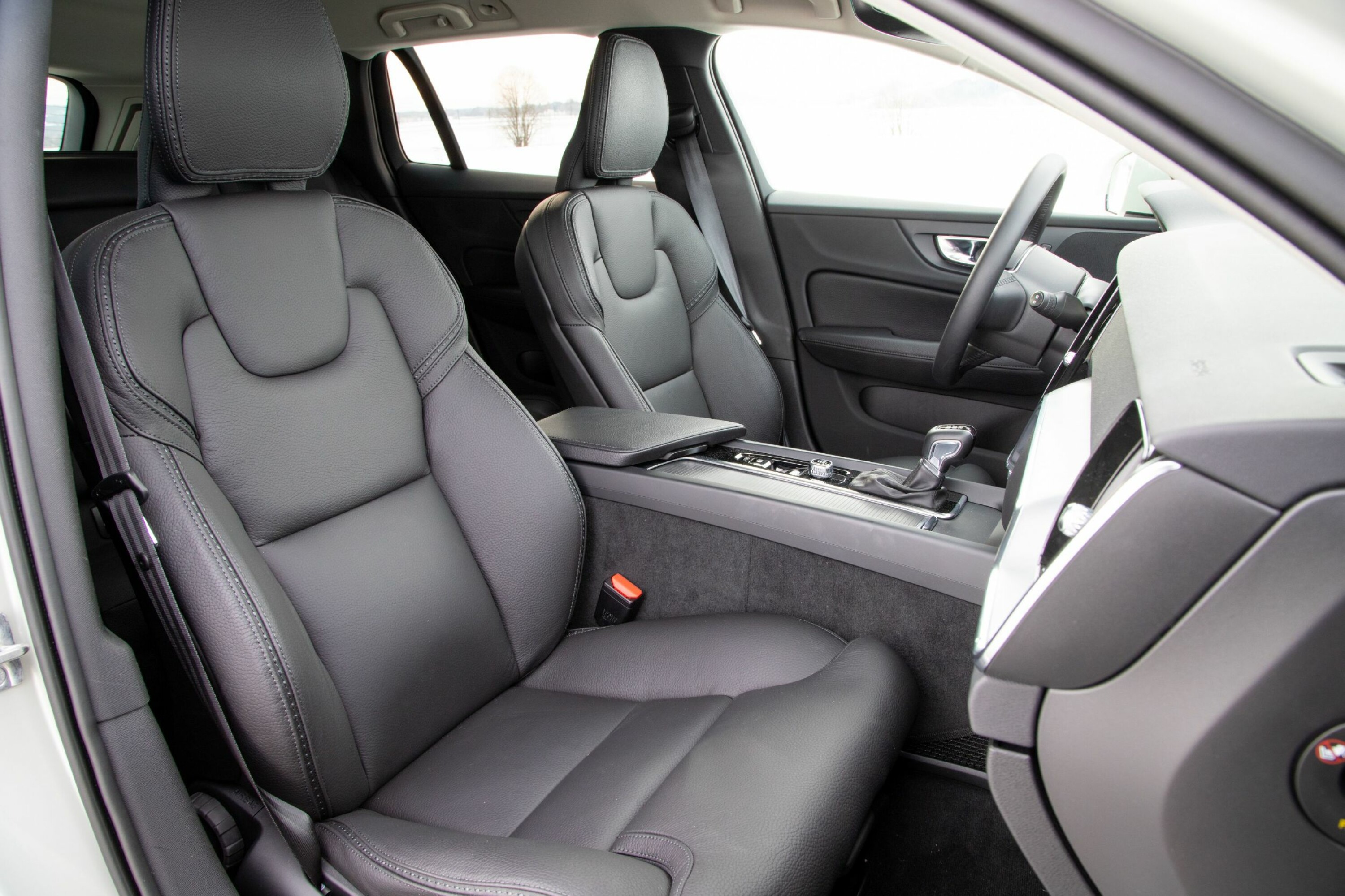 TYPISK VOLVO: Setekvalitet og sittestilling er som vanlig topp i begge V60-variantene. Her fra Cross Country.