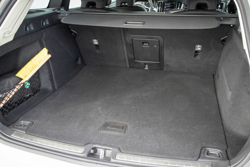 FAMILIEBIL: Stort, lettlastet bagasjerom i begge V60-versjonene.