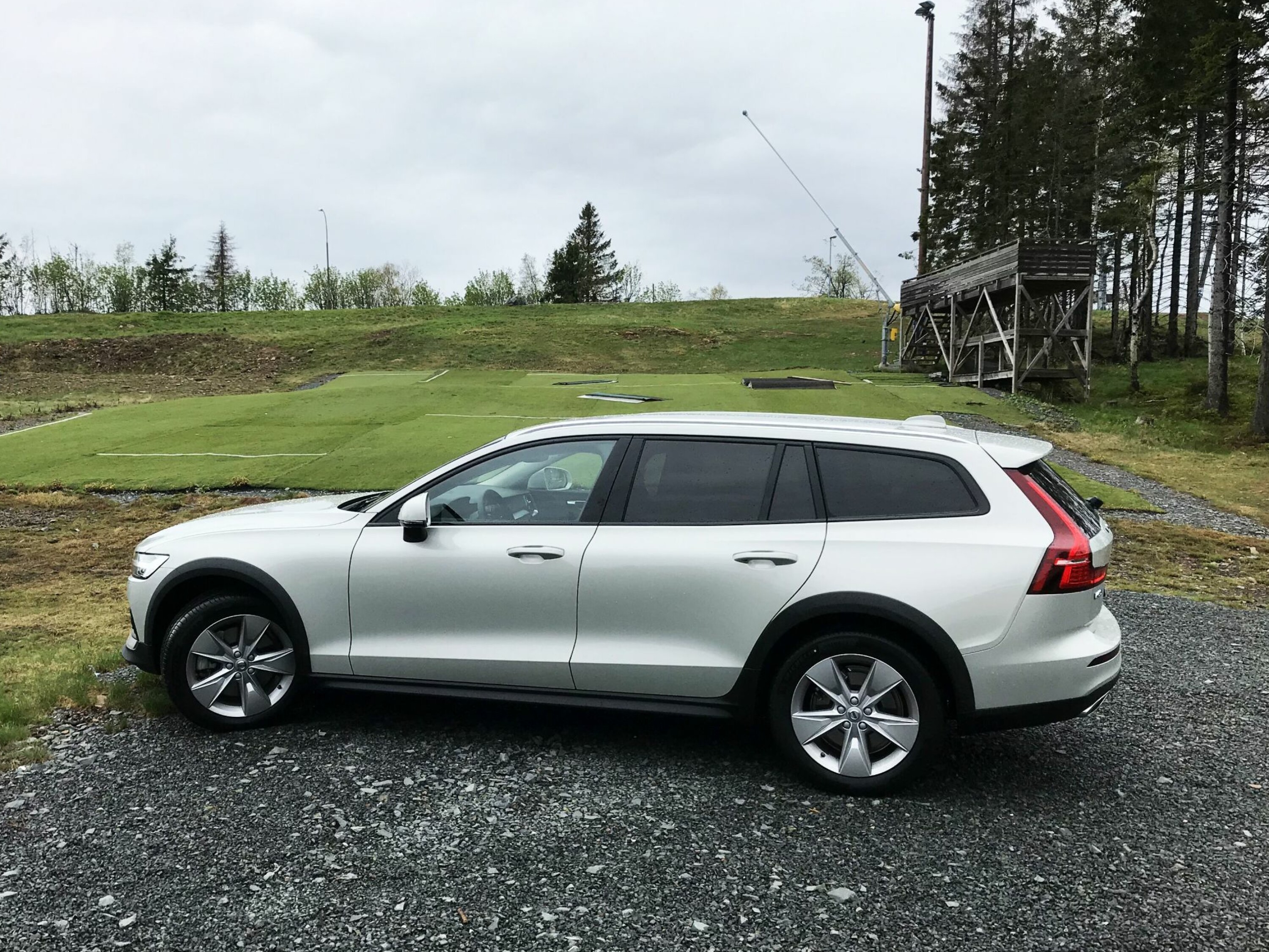 MENER ALVOR: Det er ikke bare plastpynt på V60 Cross Country. Bakkeklaring på 21 cm tar opp kampen med SUV-ene.