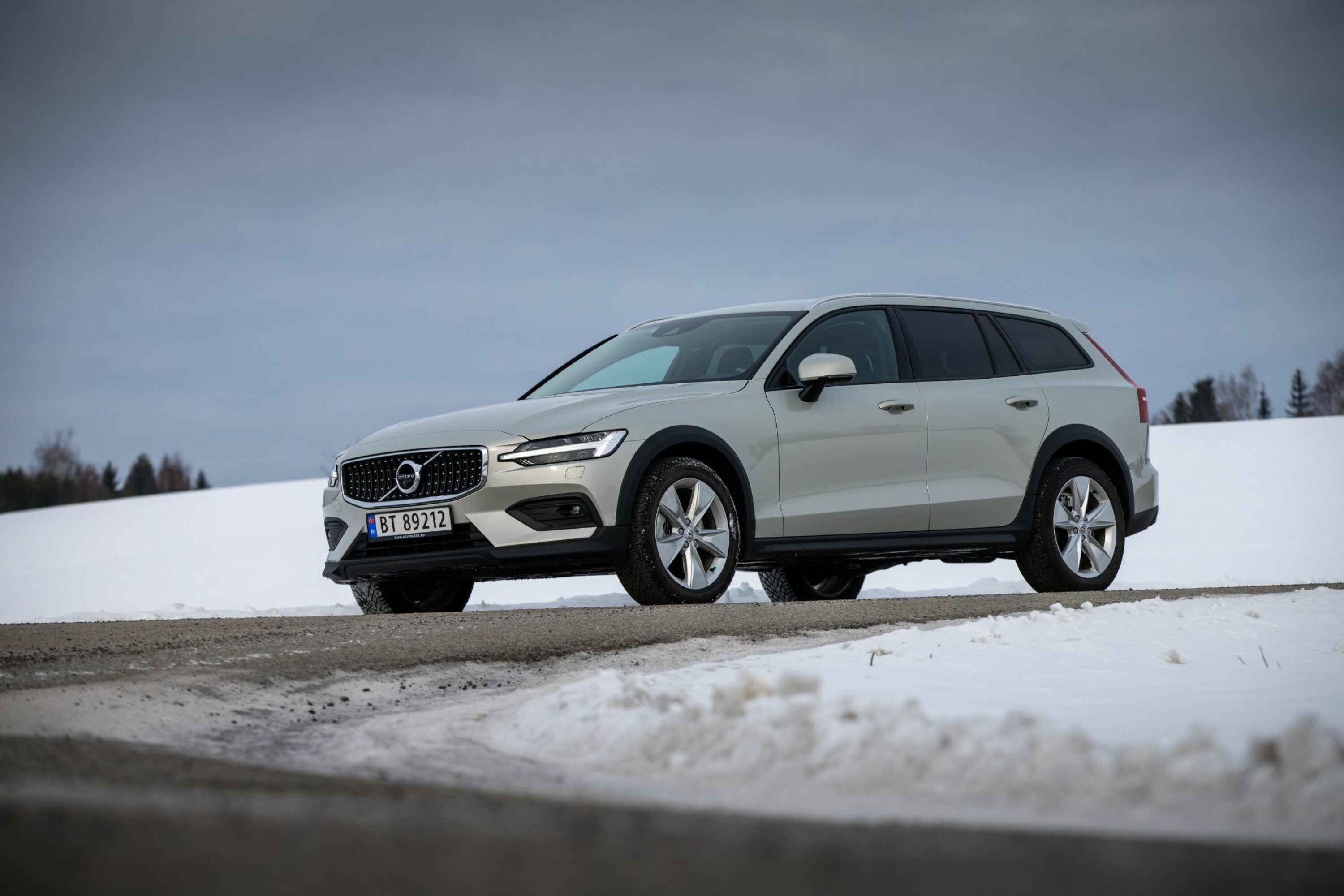 HØY OG RØFF: V60 Cross Country D4 tar seg frem også på dårlige veier.