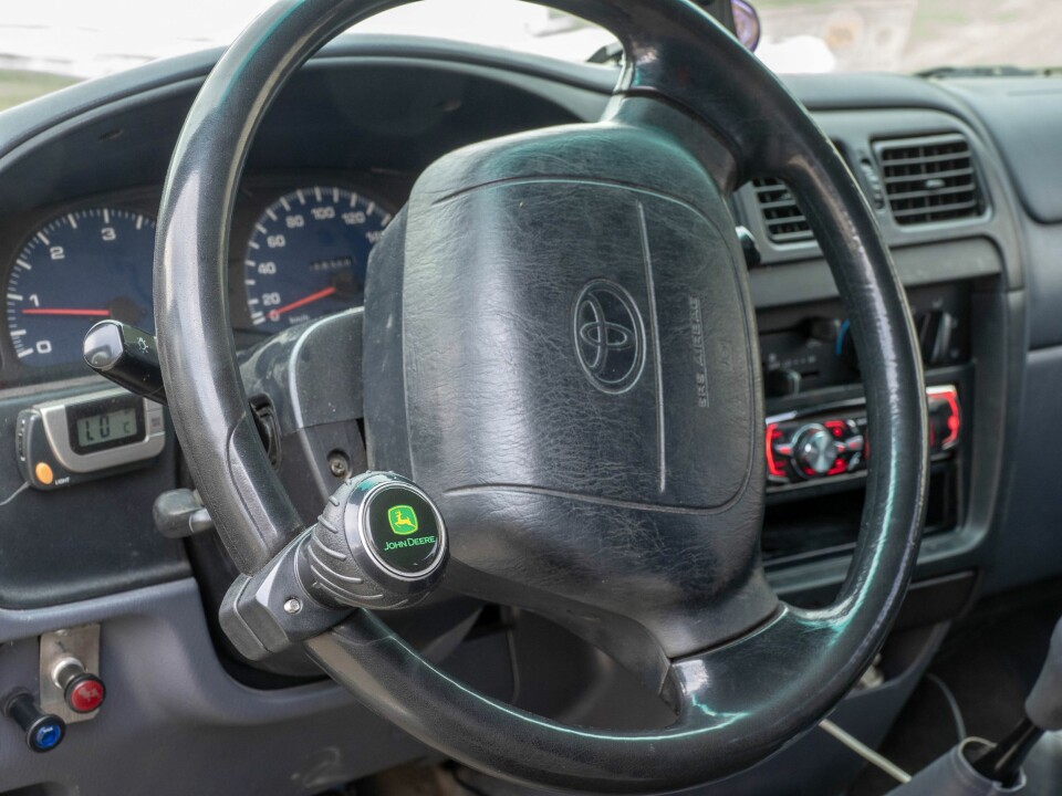 STYREHJELP: En John Deere styrekule er kjekk å ha når det må skje noe kvikt.