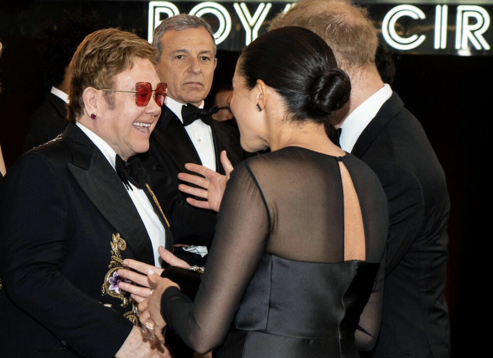 PÅ PREMIERE: Elton John koste seg sammen med hertuginne Meghan og prins Harry (delvis skjult).