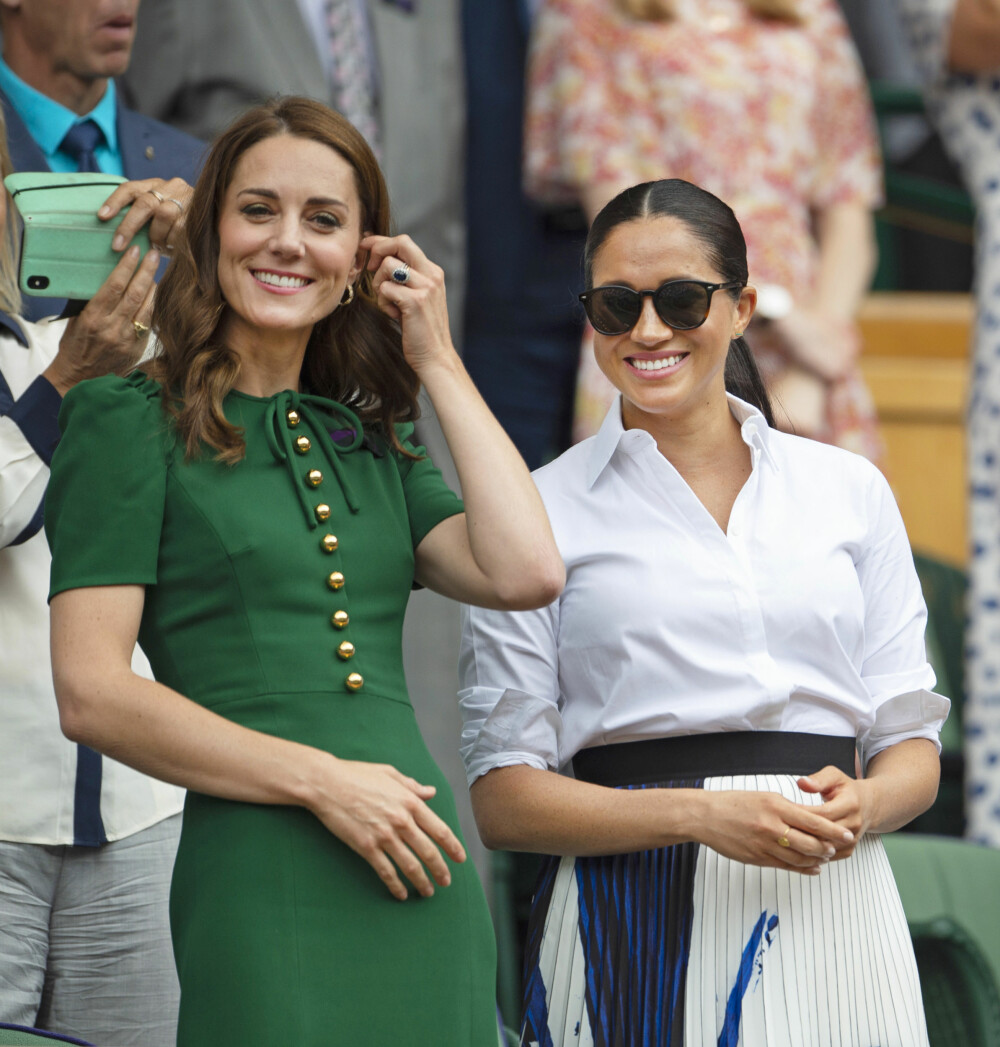VENNER ELLER UVENNER?: I britiske medier hevdes at det at hertuginnene Kate og Meghan ikke går så godt overens. Men stemningen var i hvert fall god da de overvar damefinalen i den prestisjefylte Wimbledon-turneringen sammen.