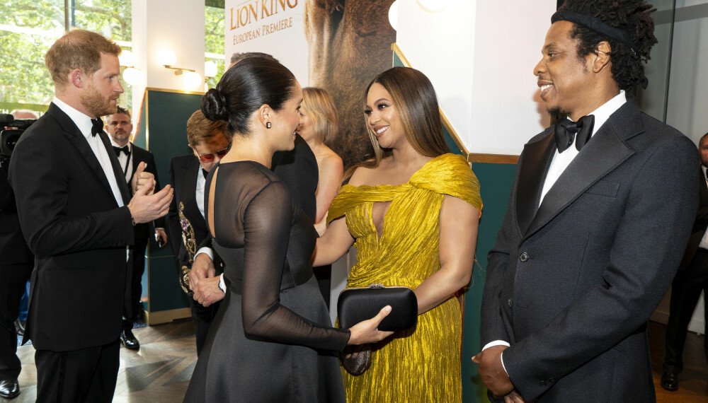 HYGGELIG MØTE: Hertuginne Megan og Beyoncé skal visstnok ikke ha møtt hverandre før, men de fant uansett tonen på filmpremieren.