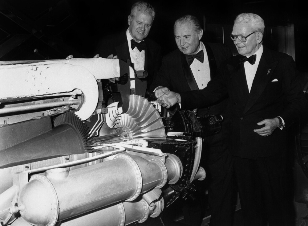 <b>JET-FORBRØDRING:</b> Hans von Ohain (midten) sammen med Sir Frank Whittle (høyre) i 1980 da de mottok æresbevisningen Distinguished Achievement Award av Wings Club i New York.