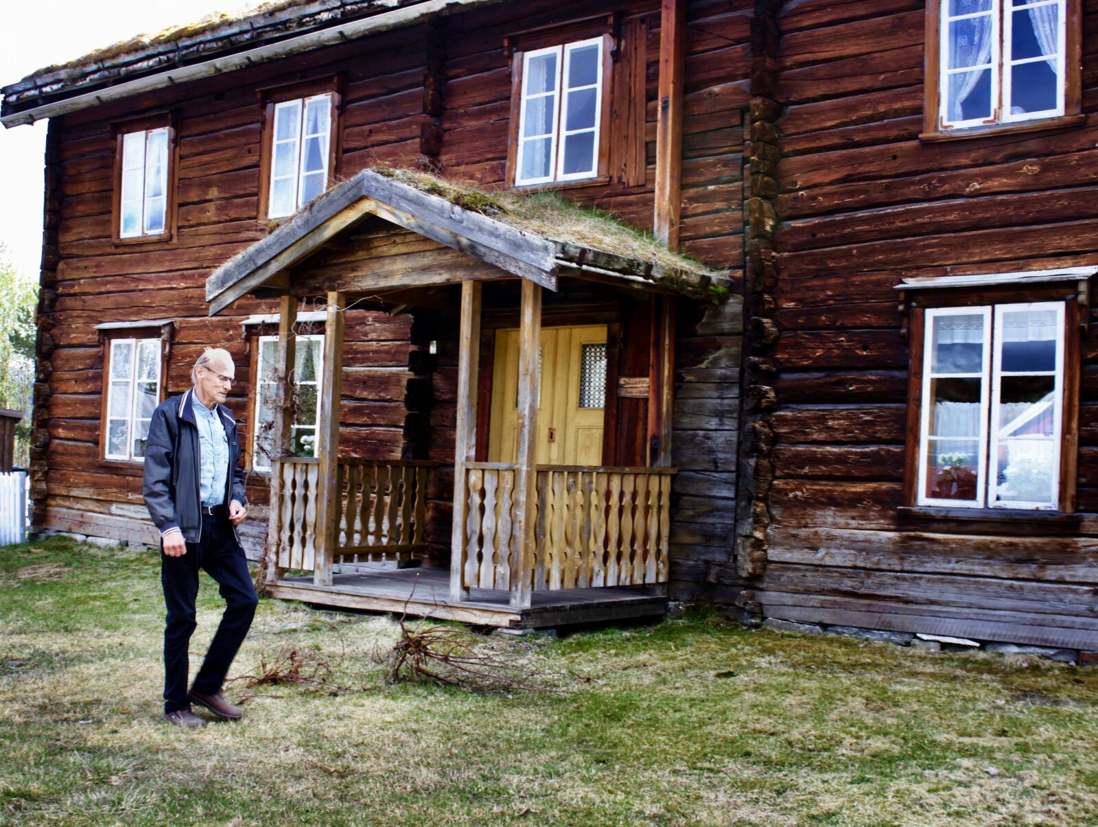 <b>NYTT LIV:</b> Ofre fra Storofsens herjinger flyttet nordover, lokket av fruktbar jord og billige lån, forteller historiker Vidkunn Haugli foran et av et av Målselvs eldste bevarte hus fra 1830.
