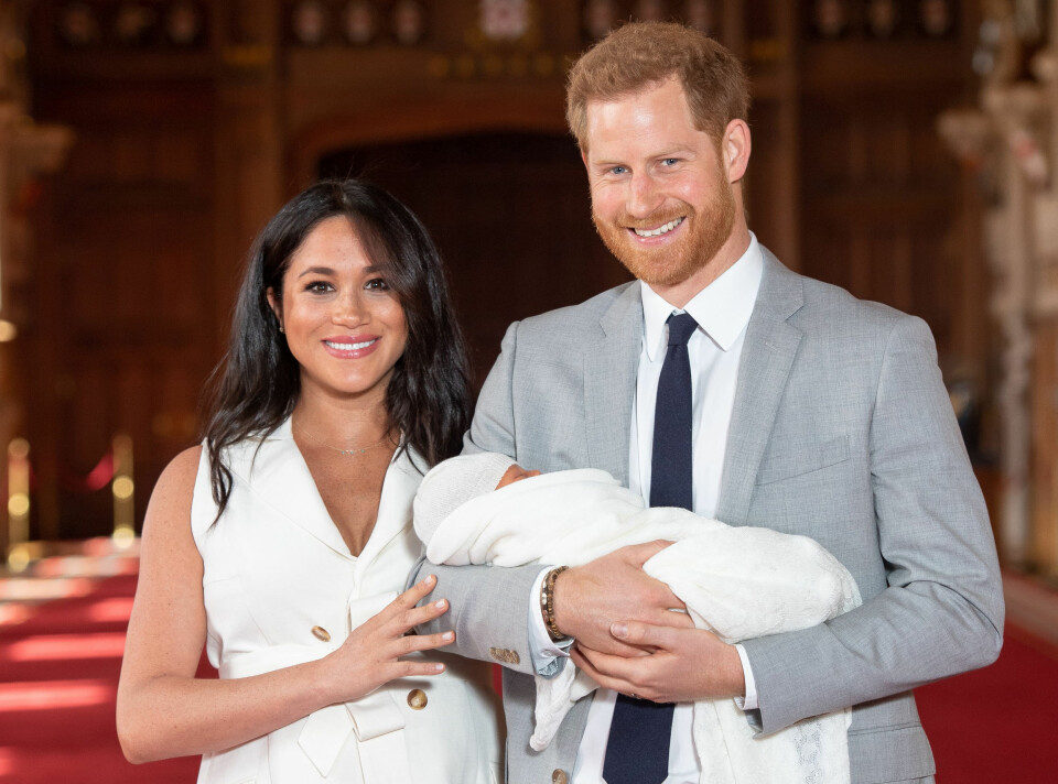 LYKKELIGE: 6. mai ble Meghan og prins Harry foreldre for første gang da lille Archie kom til verden. Her viser de ham frem for verden for første gang to dager senere.