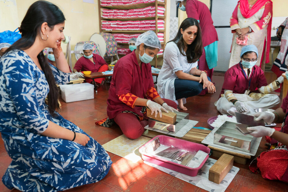HJERTEGOD: I januar 2017 besøkte Meghan Myna Mahila Foundation i Mumbai i India. Organisasjonen jobber for å forbedre kvinners situasjon i slummen og hjelper dem med å få en utdannelse.