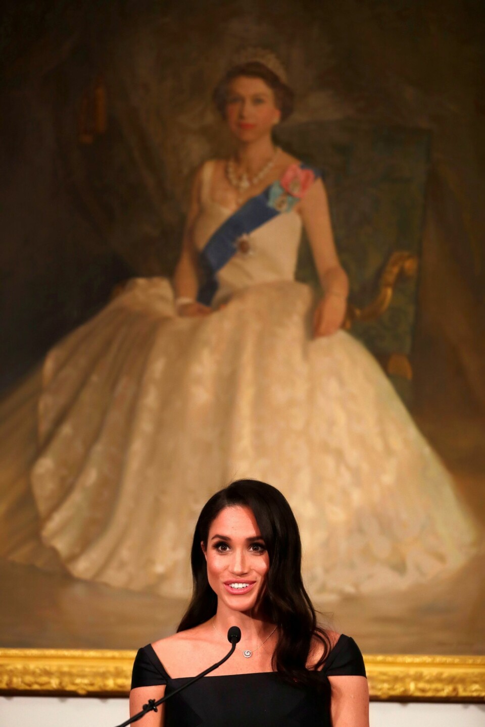 I NEW ZEALAND: I fjor høst var Meghan i New Zealand. Og selv om hun akkurat hadde giftet seg inn i kongefamilien og i tillegg sto foran et maleri av dronning Elizabeth under talen, klarte ikke hertuginnen å unngå å rette fokus mot kvinners rettigheter.