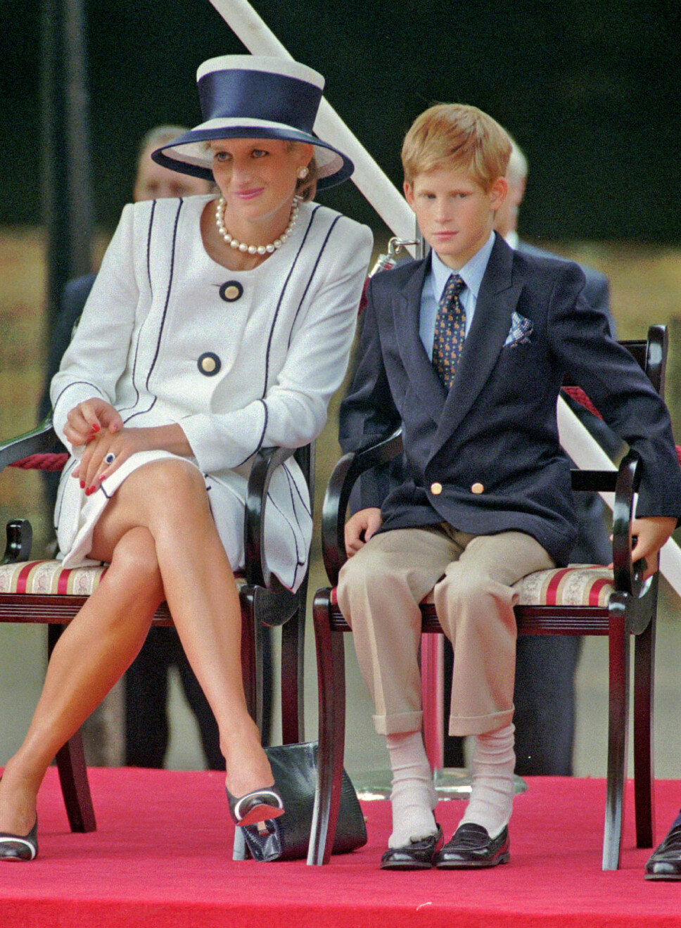 MOR OG SØNN: Her er Diana og Harry avbildet sammen i London sommeren 1995, to år før den lille prinsen brutalt mistet sin kjære mamma.