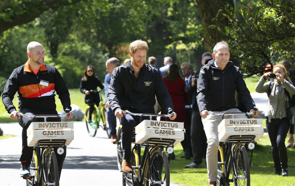 PÅ SYKKELTUR: Dennis van der Stroom og prins Harry syklet rundt Zuiderpark i Haag, der Invictus Games skal foregå neste år.