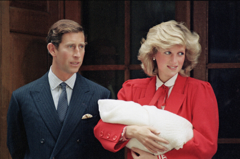 STOLTE FORELDRE: Her har Diana lille Harry i favnen mens hun og prins Charles poserer utenfor St. Mary's Hospital i London 16. september 1984, dagen etter at den lille prinsen ble født.