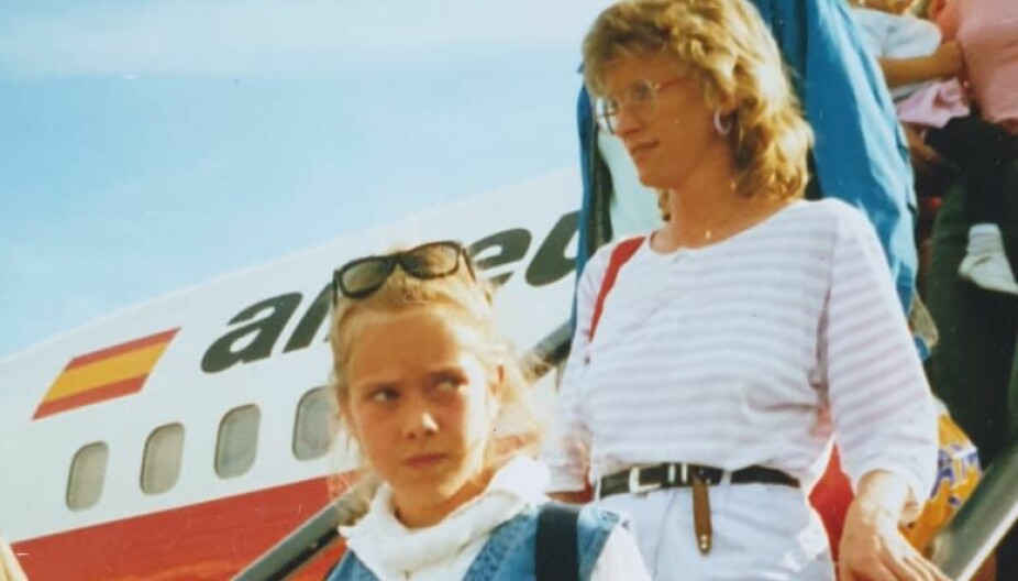 Hvis blikk kunne drepe på flyplassen i Palma de Mallorca i 1992. Her er jeg, tenåringsdatteren Nina, på ferie med mamma.