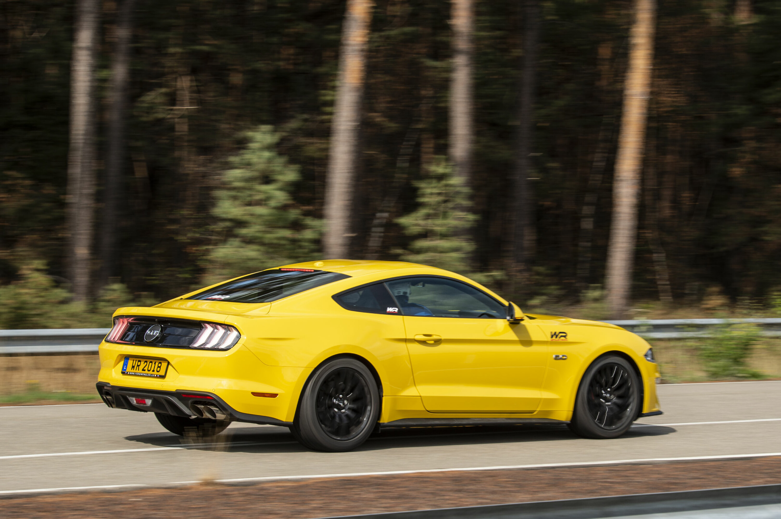 LED: Både Mustangs frontlykter, blinklys og de ikoniske baklyktene har LED-teknologi som standard i Europa.