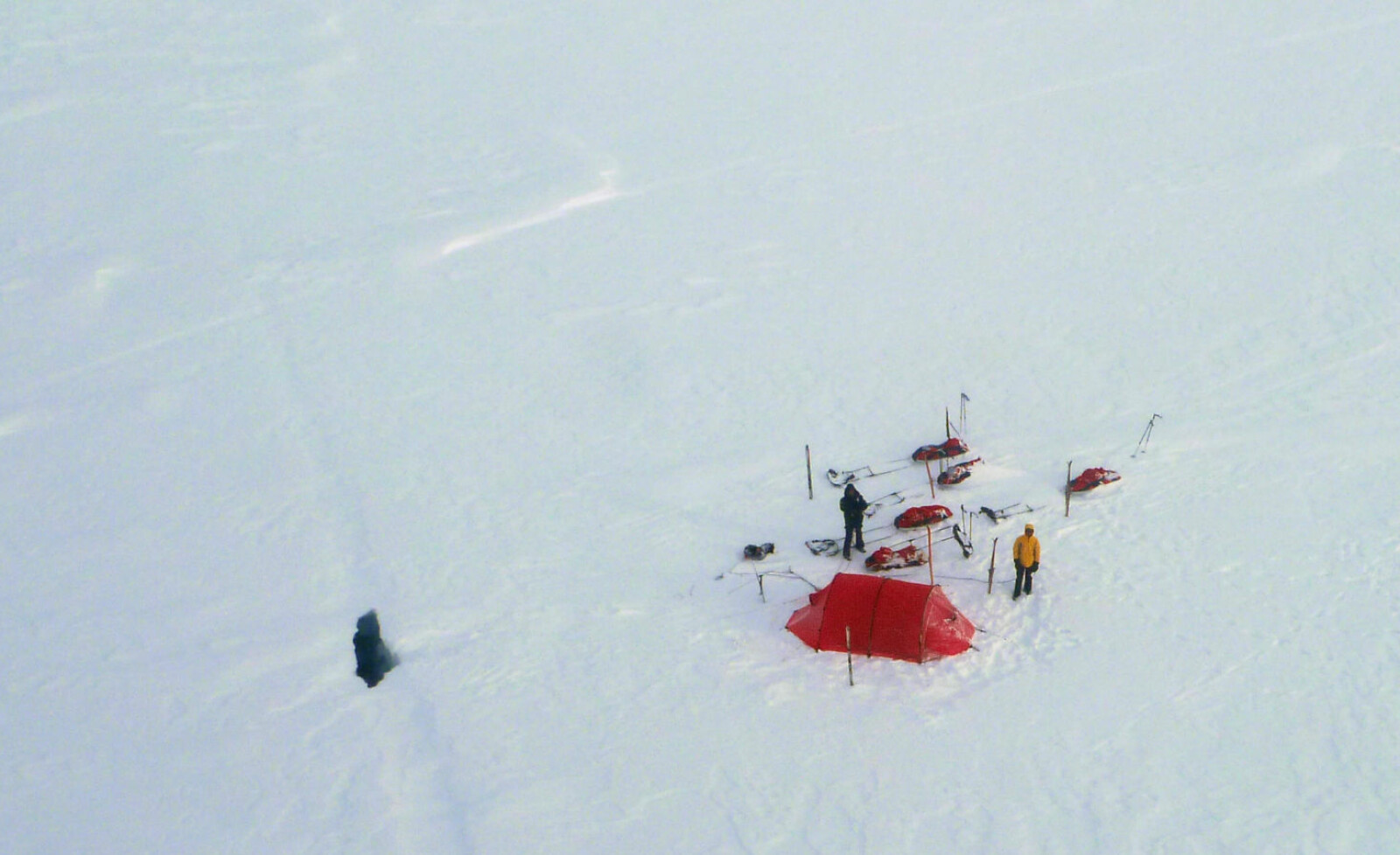 <b>BUNNLØS SPREKK:</b> Her, dette hullet, falt Svalbard-guiden Brent D’Hooge mens skituristene sto lamslåtte igjen på overflaten. Bildet er tatt fra redningshelikopteret seks timer senere.