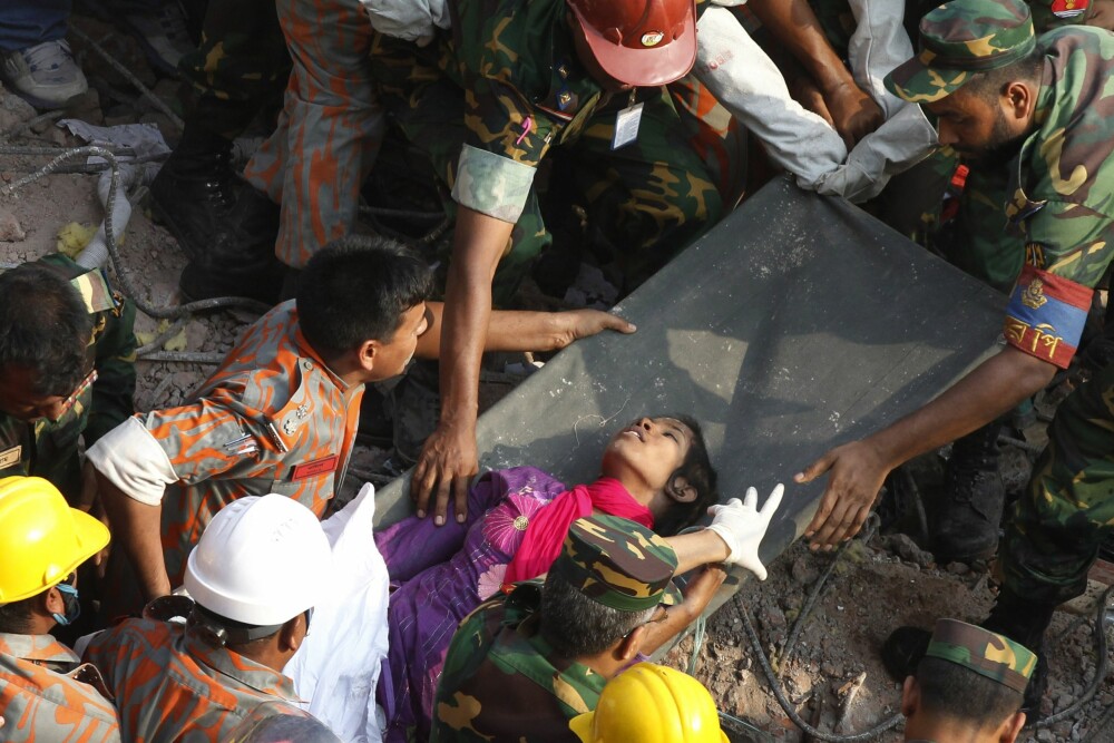 <b>17 DAGER:</b> Reshma Begum reddes ut av ruinene til Rana Plaza.