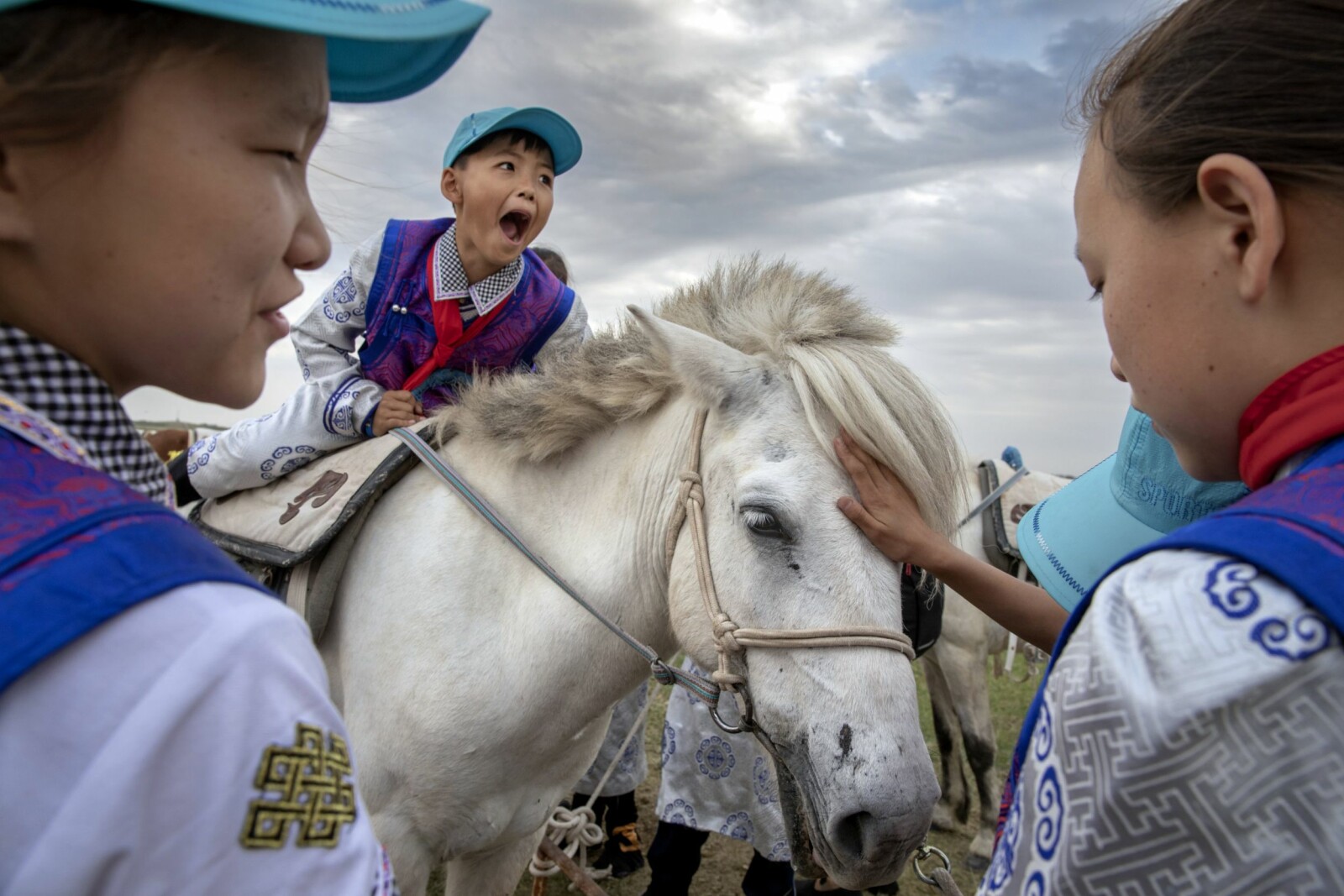 <b>DEBUT PÅ HEST:</b> Flere skoleklasser lærer om sine mongolske forfedres gamle tradisjoner. Og selv om disse barna er av mongolsk herkomst – et folk som er kjent for å lære å ri før de kan gå – er dette første gang de sitter på en hest.