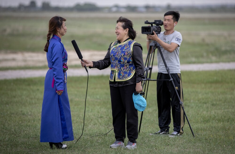 <b>PRESSEN STILLER OPP:</b> Når skoleklassene skal lære om sine forfedre, kommer både TV, radio og aviser. Så hele denne greia der mongolske barn skal minnes på hvor de opprinnelig stammer fra, er nok litt overraskende for de fleste.